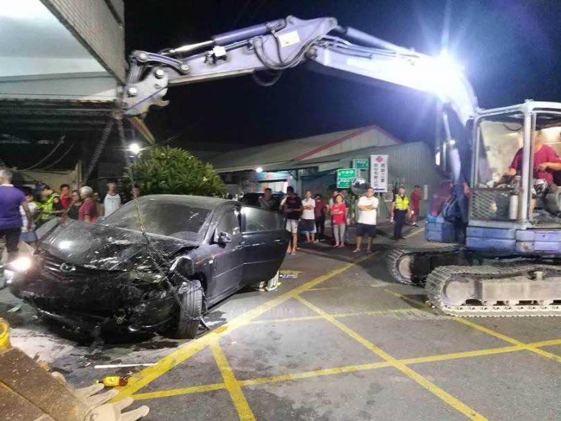 現場調派怪手將衝撞進屋的汽車拉出。（圖／民眾提供、中國時報吳建輝彰化傳真）