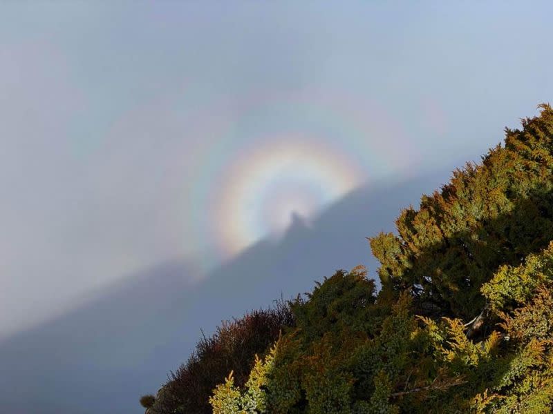 ▲氣象局長鄭明典在臉書PO出罕見自然現象，玉山北峰上出現「觀音圈」。（圖／翻攝鄭明典臉書）