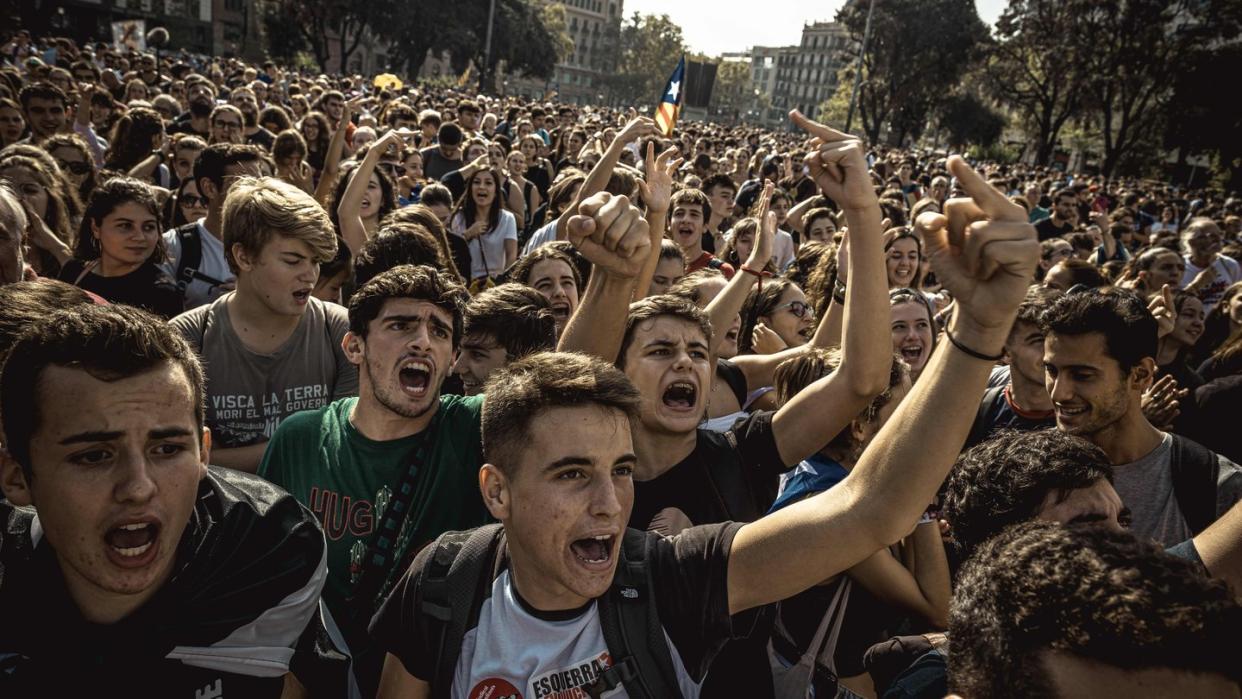 Tausende Befürworter der Unabhängigkeit Kataloniens protestieren in Barcelona gegen das Urteil des Obersten Gerichts.