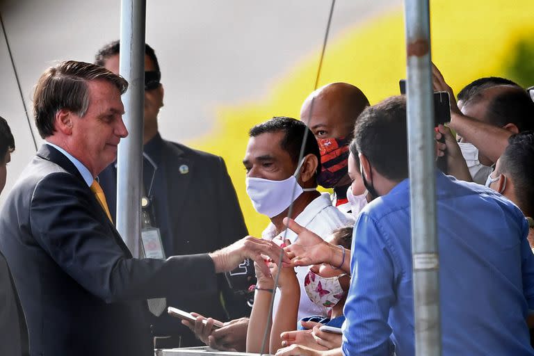 Jair Bolsonaro, con simpatizantes en el Palacio da Alvorada en Brasilia