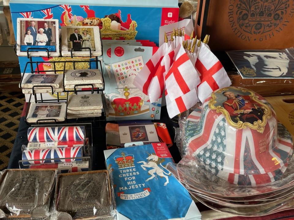 La tienda de regalos del pub ya está equipada con productos conmemorativos, que incluyen tazas, postales, banderas y paños de cocina (Mike Bedigan/PA)