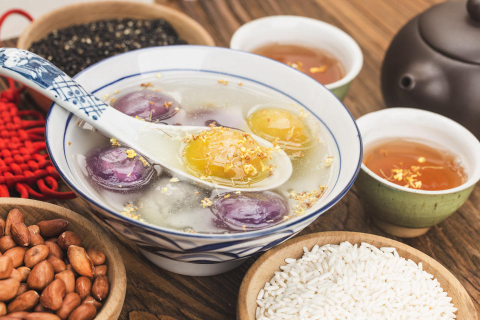 The Chinese usually eat tang yuan or glutinous rice balls on the final day of Chinese New Year to signify a reunion. (Photo: Getty Images)