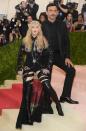 <p>Madonna macht, was ihr gefällt. Der Overknee-/Straps-Style steht in den letzten Jahren bei dem Popstar besonders hoch im Kurs. So auch 2016 mit diesen Bondage-Stiefeln. Für das Outfit war wieder mal Ex-Givenchy-Designer Riccardo Tisci (r.) verantwortlich. (Bild: AP Photo) </p>