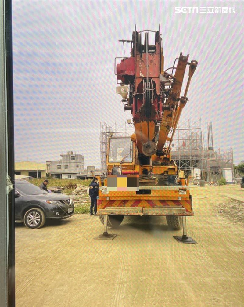 重型動力機械輾斃機車騎士。（圖／翻攝畫面）