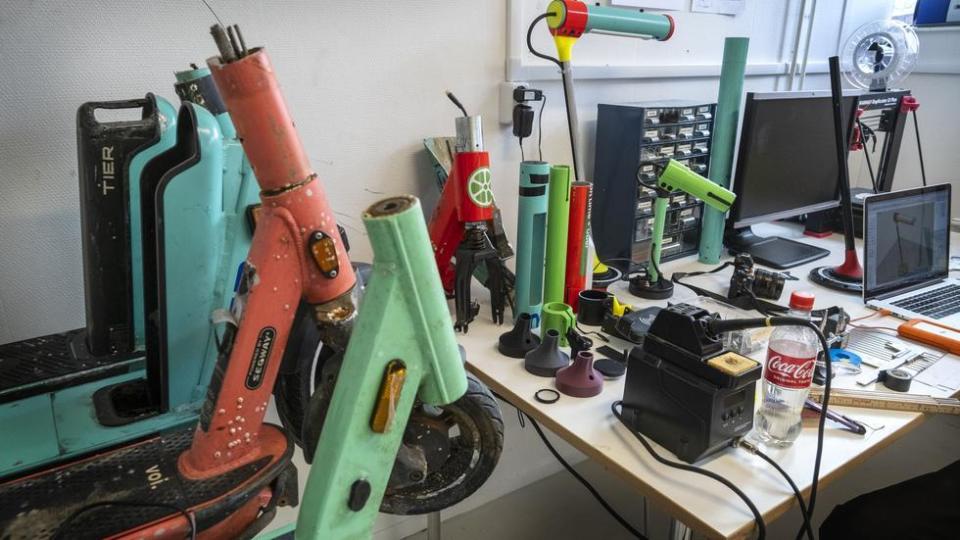 Recovered e-scooters being worked on in the Andra Formen workshop. 