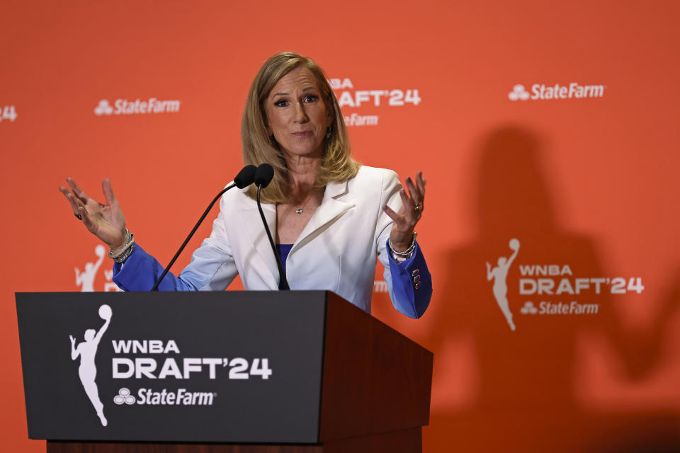 BESTAND - WNBA-commissaris Cathy Engelbert spreekt met de media voorafgaand aan het WNBA-basketbalontwerp op maandag 15 april 2024 in New York. (AP Foto/Adam Hunger, bestand)