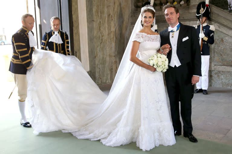 El vestido de Magdalena de Suecia: se destacó la amplia falda en encaje de color marfil, talle ceñido y cola de cuatro metros, un velo de seis metros de largo bordado con flores en encaje de Chantilly