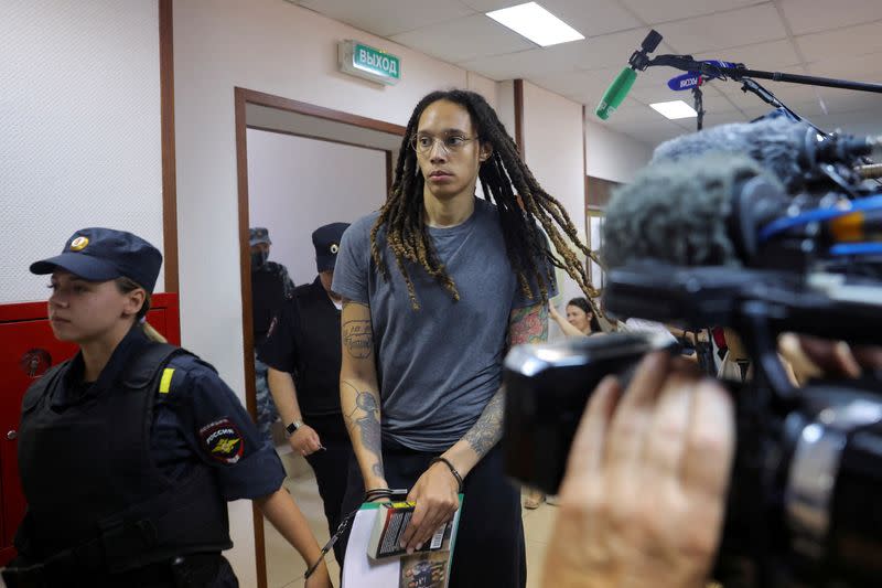 FOTO DE ARCHIVO: La jugadora de baloncesto estadounidense Brittney Griner, es escoltada antes del veredicto en Khimki, en las afueras de Moscú, Rusia.