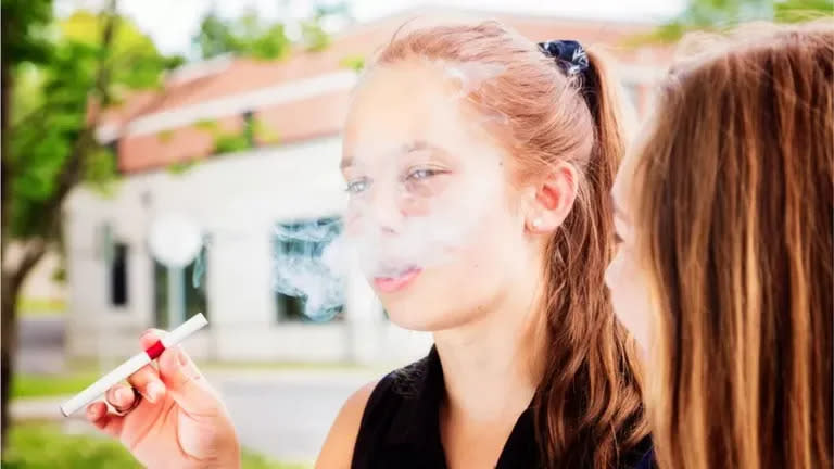 Los expertos advierten del riesgo de los vapeadores y las pipas de agua como puerta de entrada a la adicción a la nicotina en los adolescentes