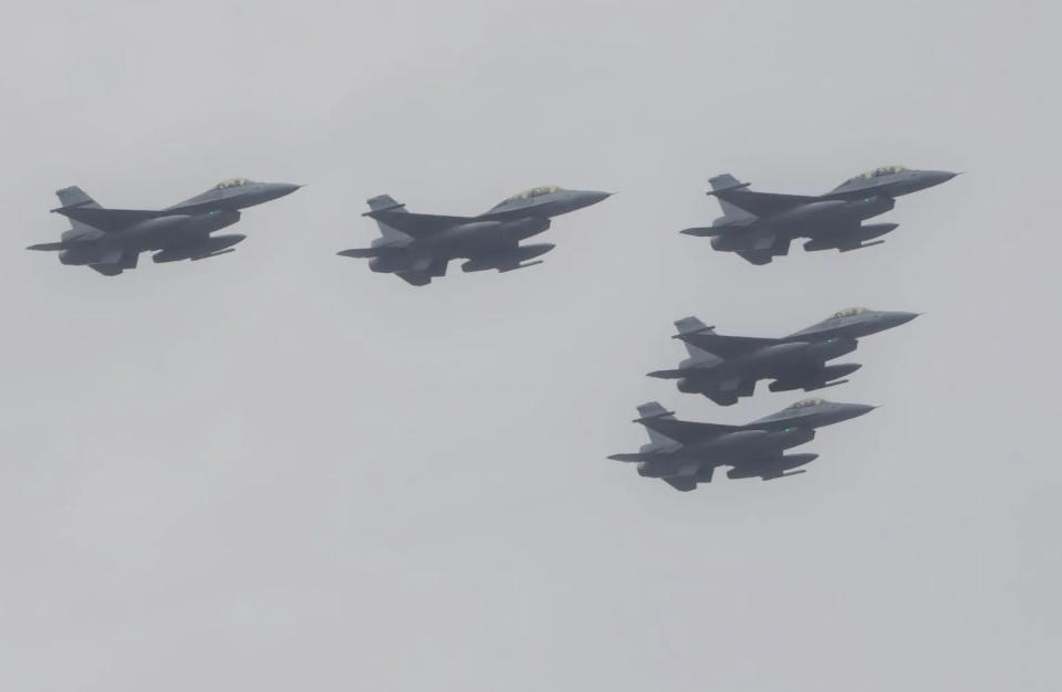 F-16空中分列式。（圖／記者李俊毅攝）