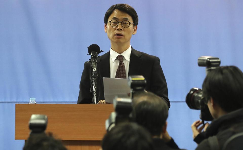 A spokesman of the special prosecution team, Lee Kyu-chul, speaks to the media during the news briefing in Seoul, South Korea, Tuesday, Feb. 28, 2017. South Korean special prosecutors said they would indict Samsung's de facto chief Tuesday on bribery, embezzlement and other charges linked to a political scandal that has toppled President Park Geun-hye. (AP Photo/Lee Jin-man)