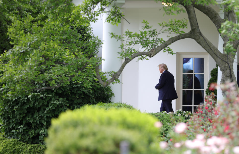 Donald Trump, se dirige al helicóptero Marine One desde la Oficina Oval cuando parte para viajar a Allentown, Pensilvania, desde el jardín sur de la Casa Blanca en Washington, Estados Unidos, el 14 de mayo de 2020. REUTERS/Tom Brenner