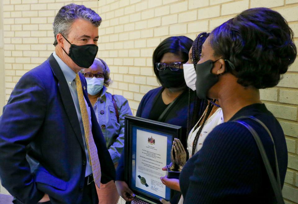 Alabama Attorney General Steve Marshall brought honors in memory of Investigator Dornell Cousette who died from injuries suffered in the line of duty in September 2019 Tuesday, April 6, 2021, at the Tuscaloosa River Market. Marshall speaks with members of the Cousette family. From left are Marshall, Jacqueline Minor, Lydia Craig, Sylvia Cousette and Jaclyn Craig. [Staff Photo/Gary Cosby Jr.]