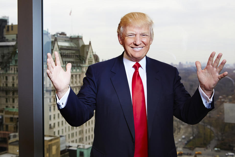 En esta foto del 26 de febrero del 2013, el empresario Donald Trump, del programa de TV "The Celebrity Apprentice", posa en su oficina en el edificio Trump Tower, en Nueva York. El estreno de dos horas de "All-Star Celebrity Apprentice" se transmite este domingo por NBC. (Foto por Dan Hallman/Invision/AP)