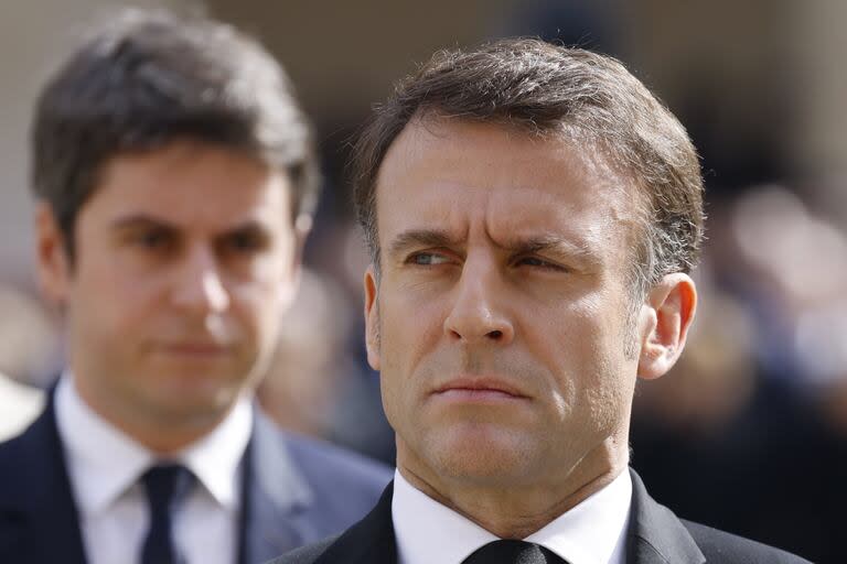 Macron escoltado por Attal, en marzo pasado