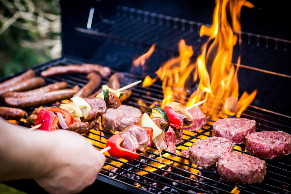 Vor dem ersten Grillen sollte der Rost einmal ordentlich gereinigt werden. Dabei sollte man aber ein paar Dinge beachten. (Bild: Getty Images)