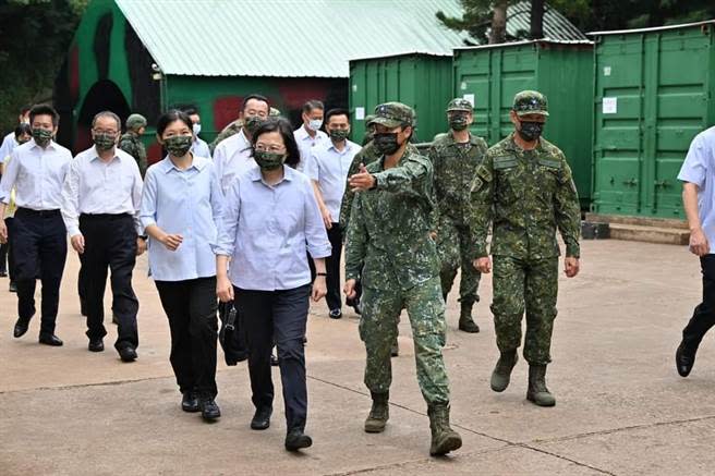 蔡英文視導澎湖第一線 海軍艦長訴監控敵艦最近距離僅600碼(取自蔡英文臉書)