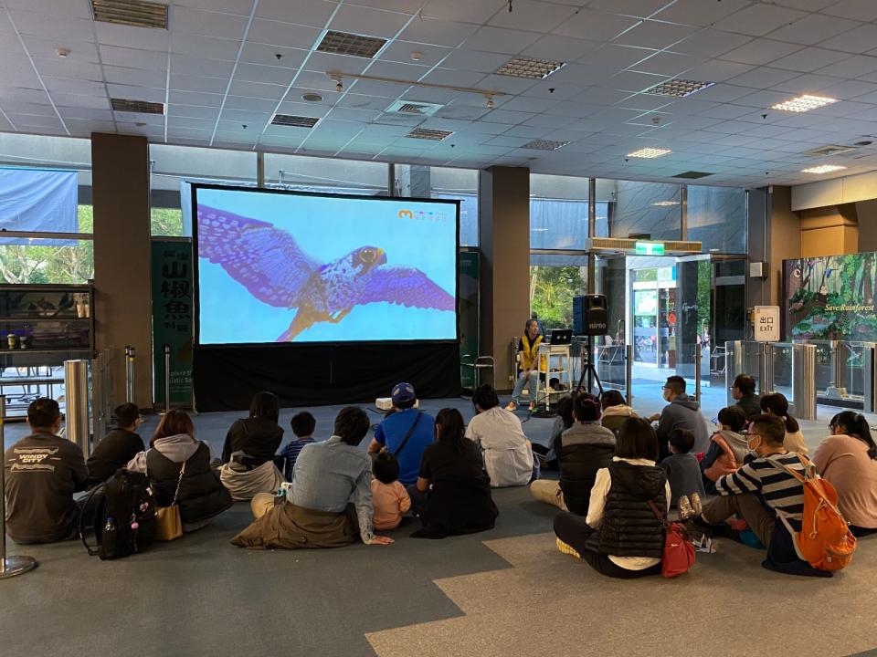 臺市立動物園與富邦文教基金會合作，「夜FUN動物園」期間在教育中心舉辦「動物野驚奇 週六電影院」。臺臺市立動物園提供