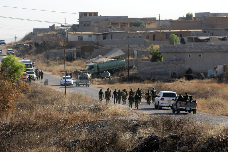 Les forces peshmergas kurdes ont lancé tôt dimanche matin une nouvelle offensive dans le secteur de Mossoul pour reprendre une série de villages situés à une vingtaine de kilomètres à l'est de la grande ville du nord de l'Irak conquise par les djihadistes de l'organisation Etat islamique en juin 2014. Des militaires de la coalition contre l'EI sont également présents sur le front, selon une journaliste de Reuters. /Photo prise le 29 mai 2016/REUTERS/Azad Lashkari