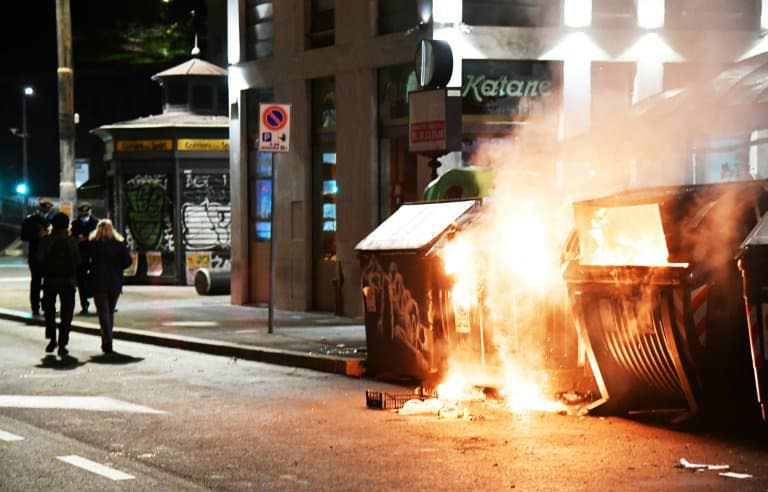 Poubelles incendiées lors d'une manifestation de membres de l'extrême droite protestant contre le couvre-feu, à Rome, le 24 octobre 2020 - Andreas SOLARO © 2019 AFP