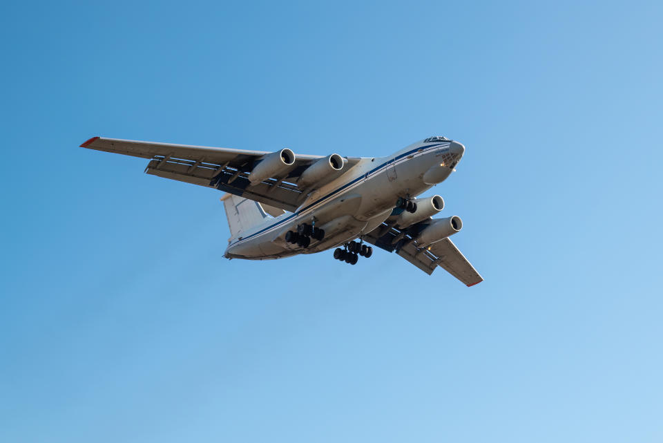 俄羅斯國防部12日證實一架伊留申-76（Ilyushin-76）型軍用運輸機進行預定飛行任務，於起飛時「其中一具發動機起火」，在伊文諾弗州墜毀，機上有15人。圖為俄羅斯伊留申-76型軍用運輸機同型機。（示意圖／Getty Images）