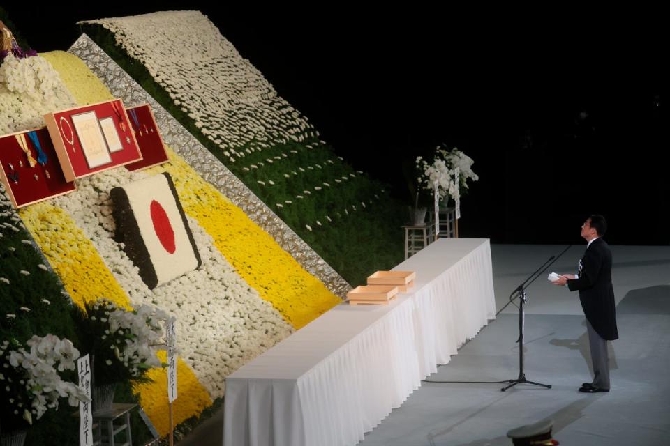 Japanese prime minister Fumio Kishida pays tribute (Leah Millis/Pool Photo via AP)