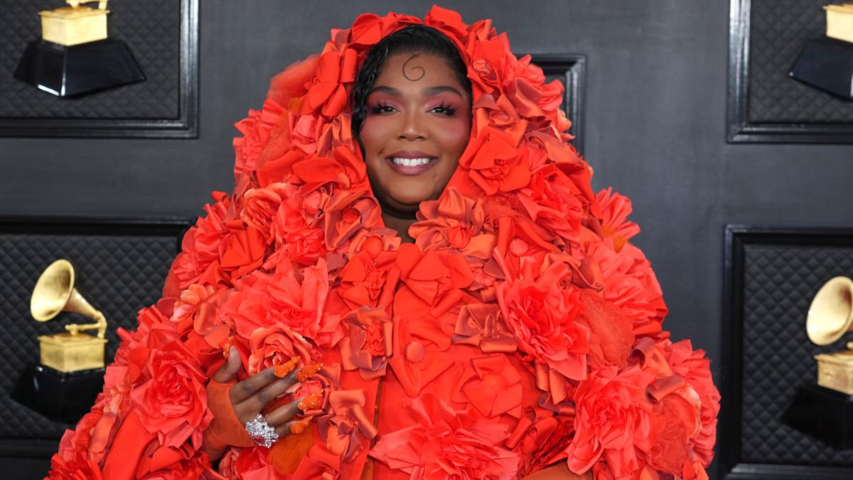 Lizzo dazzles with Dolce and Gabbana dress on Grammys red carpet - Yahoo  Sports