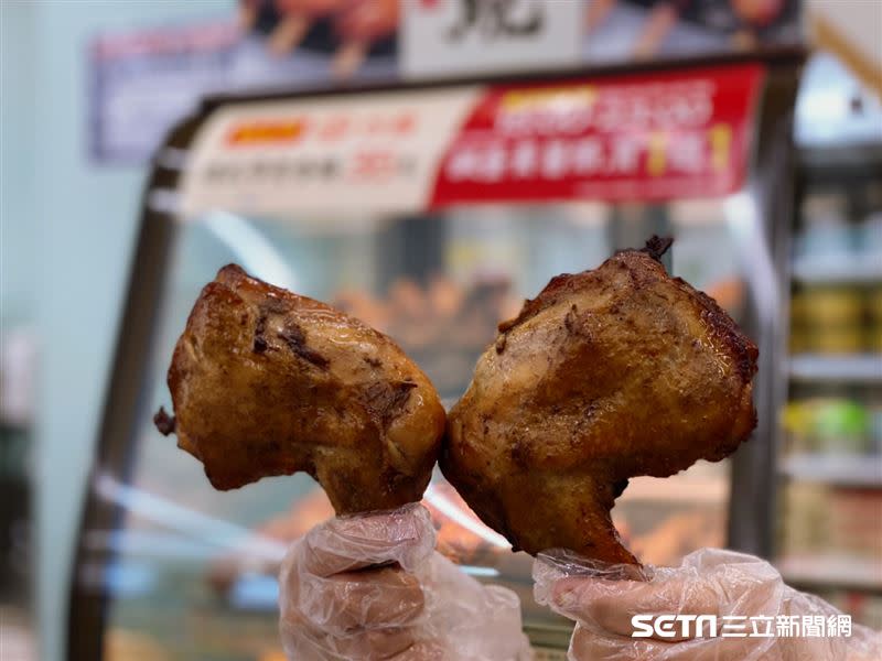 台式手扒雞專門店「香雞城」小七就有賣，但限定11家門市。（圖／記者馮珮汶攝）