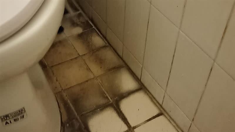 一位網友PO出浴室黑垢的照片。（圖／翻攝自我愛全聯-好物老實説臉書）