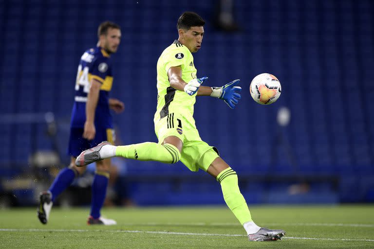 Tras haber dado positivo de Covid-19, el arquero de Boca Juniors Esteban Andrada deberá permanecer aislado en Ecuador