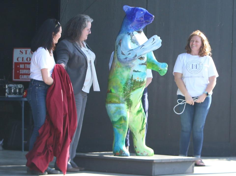 Bear: Unity.
Sponsor: Hendersonville 
Woman’s Club.
Artist: Amy Thomas.
Nonprofit Beneficiary: Big 
Brothers and Big Sisters of 
Western North Carolina.