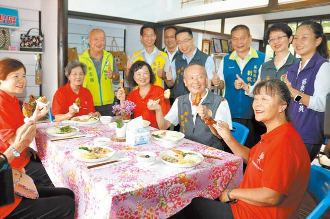 今年苗栗縣政府推動幸福學院銀髮共餐服務，鼓勵長輩走進校園參與活動，打造樂齡生活。（何冠嫻攝）