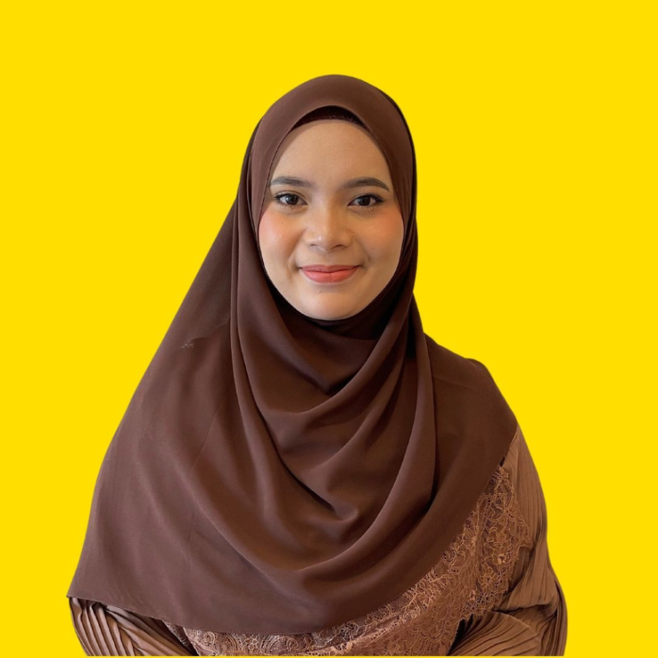 Inspired by her mom's delicious brownie recipe, Munirah showcases her brownies from Muny Munch Bakery on TikTok Live. - Image courtesy of TikTok Shop.