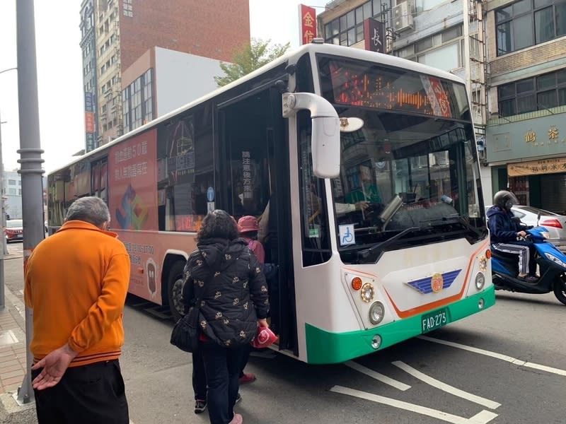 竹市調高公車營運成本補助 新竹市政府14日表示，為減緩客運業者營運壓力，柴 油公車每公里合理營運成本調整為新台幣54.408元、 電動公車則為62.519元，由市府編列預算，並於今年1 月1日起實施補貼。 （新竹市政府提供） 中央社記者魯鋼駿傳真  113年4月14日 