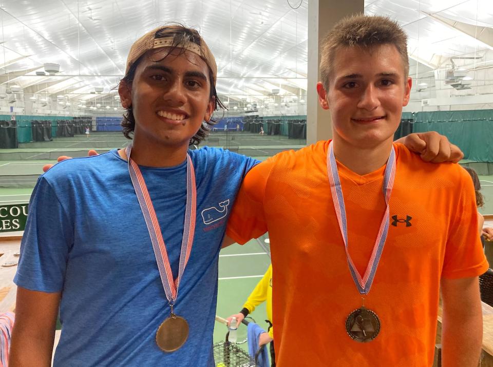 Aryan Noticewala, a la izquierda, y Cameron Grieshaber posan después de competir el jueves en la final individual de niños menores de 18 años para el torneo de tenis Junior City Rec en Westwood Racquet Club.  Noticewala se recuperó para una victoria por 4-6, 6-1, 6-1.