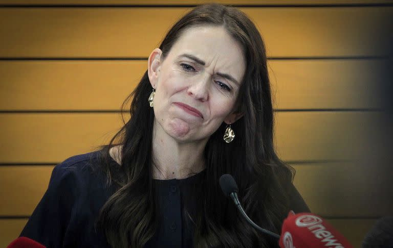 La primera ministra de Nueva Zelanda, Jacinda Ardern, anuncia que deja el cargo en una conferencia de prensa en Napier, Nueva Zelanda, el 19 de enero de 2023. (Warren Buckland/New Zealand Herald vía AP)