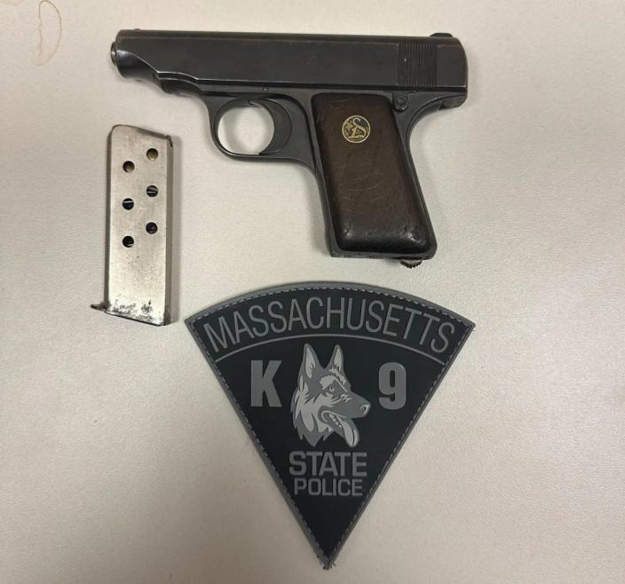 La police de l'État du Massachusetts a publié cette image d'un pistolet ACP de calibre .25 pris dans le véhicule de Ricky Lorenzi, 26 ans, de Fall River.