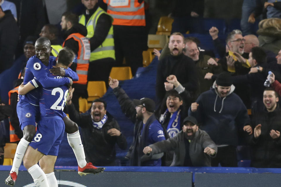 Ngolo Kanté (izquierda) de Chelsea celebra con su compañero César Azpilicueta en el partido ante Manchester City por la Liga Premier en Londres, el sábado 8 de diciembre de 2018. (AP Foto/Tim Ireland)