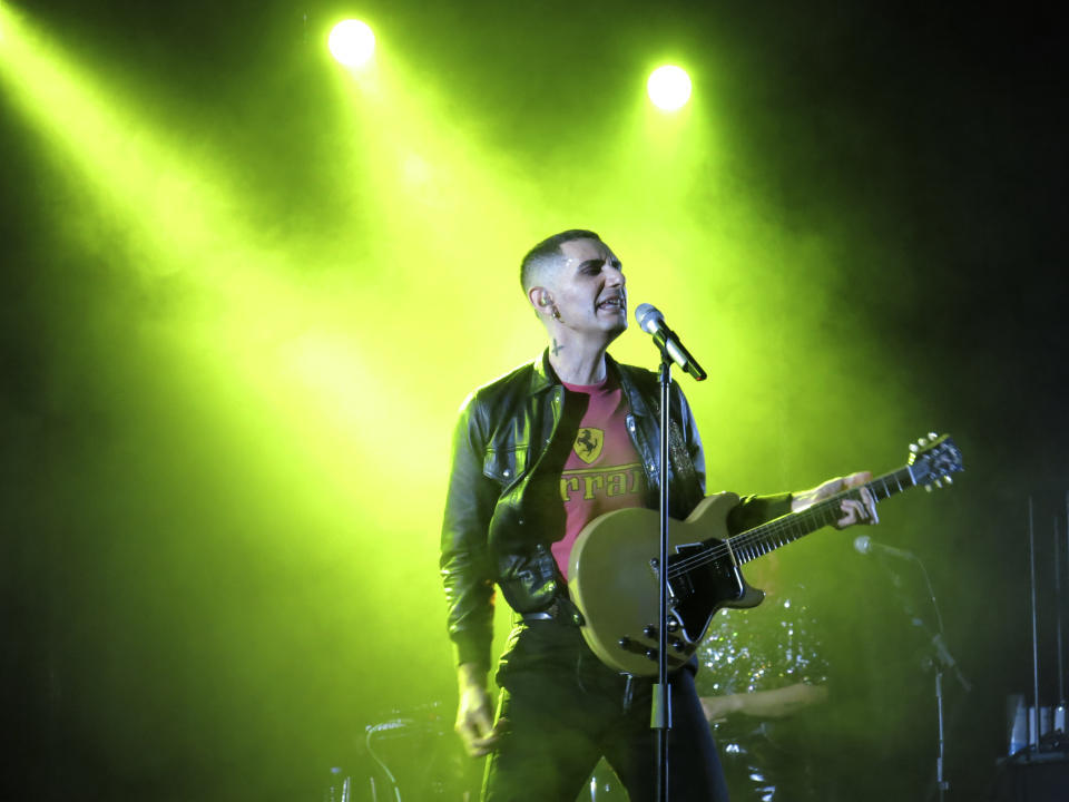 El cantautor chileno Alex Anwandter se presenta en concierto en la Ciudad de México el 12 de noviembre de 2023. (Foto AP/Berenice Bautista)