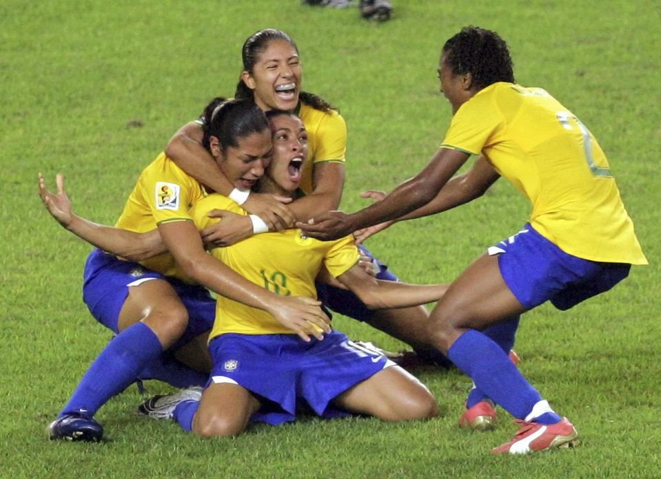 ARCHIVO - La delantera brasileña Marta (centro) celebra tras marcar un gol ante Estados Unidos en las semifinales del Mundial femenino, el 27 de septiembre de 2007, en Hangzhou, China. (AP Foto/Greg Baker)