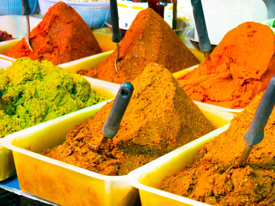 Man unterscheidet zwischen roter, grüner und gelber Currypaste. (Bild: Wanz.st / Shutterstock.com)