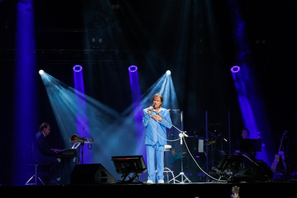 <p>Emocionados cantaron los más de doce mil fanáticos que agotaron la boletería del primer concierto en Miami, en el FTX Arena, de la gira que ha puesto de nuevo al cantante brasilero en los escenarios de Estados Unidos, después de casi tres años. Con tres bises, el espectáculo duró dos horas y 20 minutos mientras que el público se rehusaba a irse al final.</p>