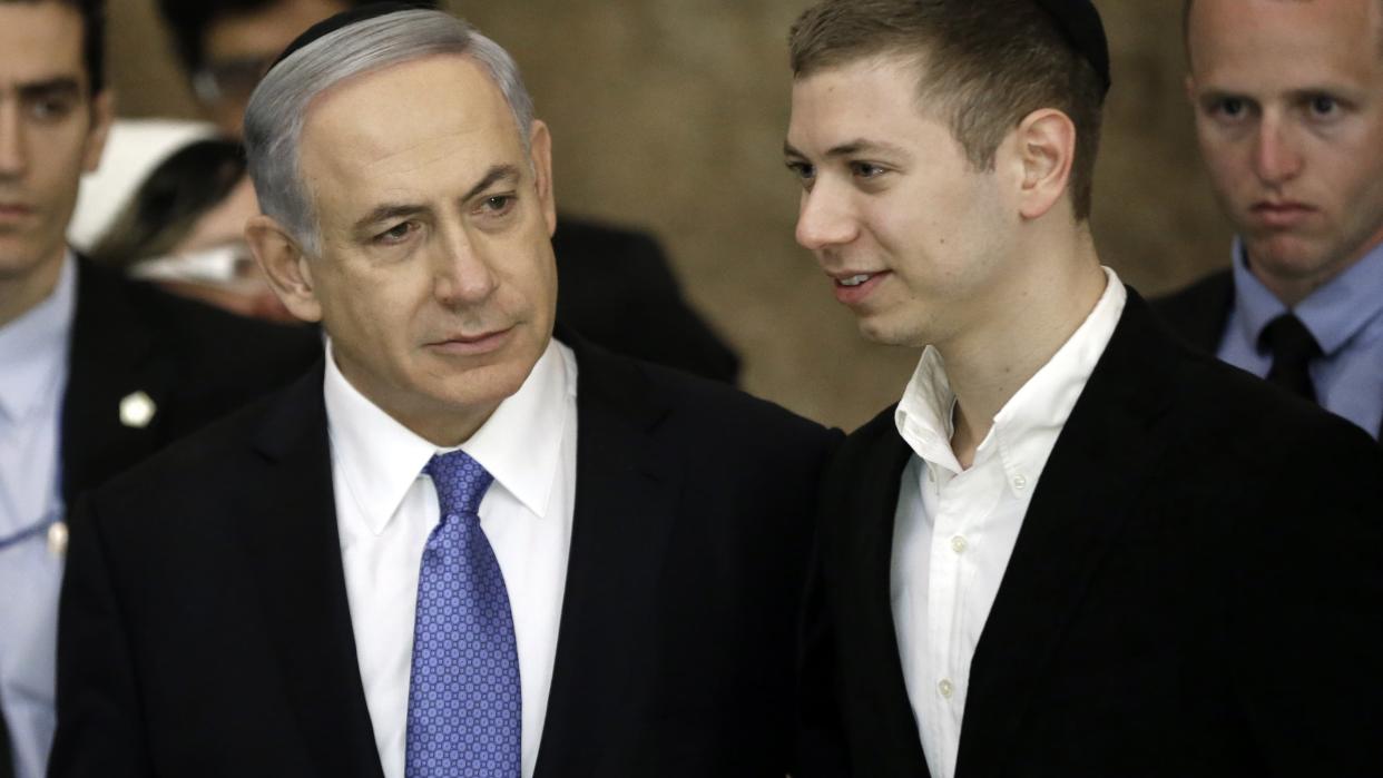 Le Premier ministre israélien Benjamin Netanyahu et son fils Yair, le 18 mars 2015. - Thomas Coex - AFP