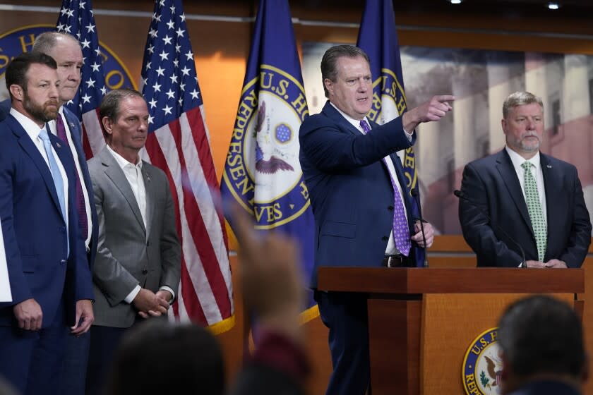 El principal representante de la Comisión de Inteligencia de la Cámara de Representantes, el republicano Mike Turner, segundo desde la derecha, acompañado por otros republicanos de la comisión, atiende a un reportero durante una conferencia de prensa en el Capitolio, en Washington, el viernes 12 de agosto de 2022, en torno al registro del FBI de la casa del expresidente Donald Trump en Florida. (AP Foto/Susan Walsh)