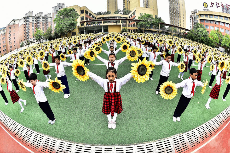 Students perform sunflower dance in China