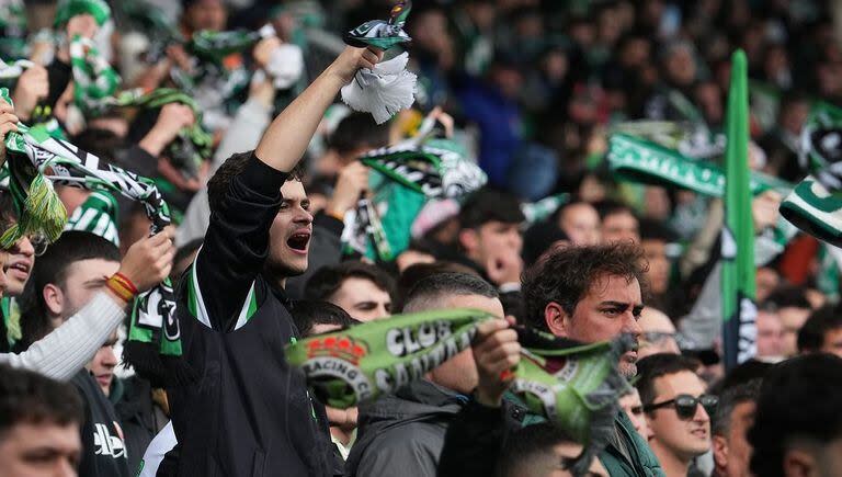 Hinchas de Real Racing Club, de Santander, en un momento de euforia