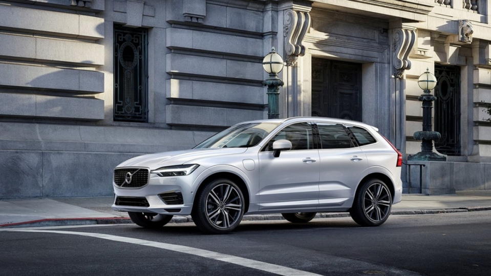 圖／2020 Volvo XC60 D4 Momentum設計上導入「雷神之鎚」概念，車身充滿力量感的鈑件折線，造就低重心的視覺感受。 