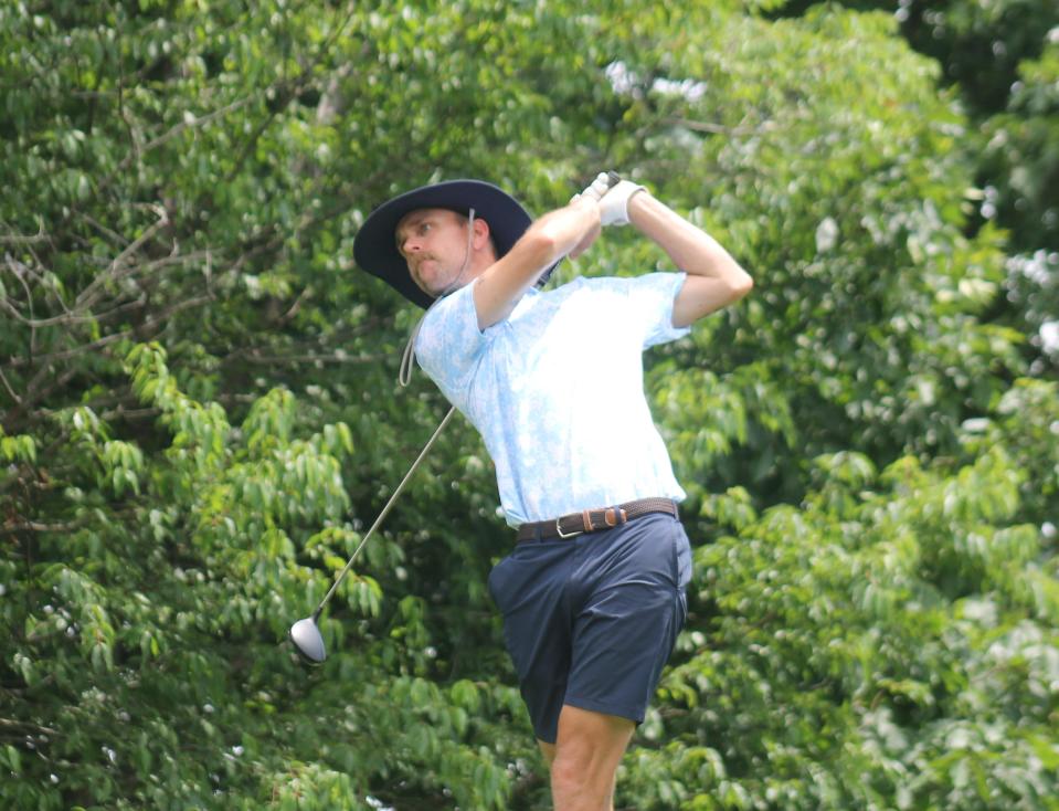 Harvin Groft sigue el vuelo de su drive durante la tercera y última ronda del domingo del campeonato de golf Seacoast Amateur en el campo de golf Breakfast Hill en Groenlandia.