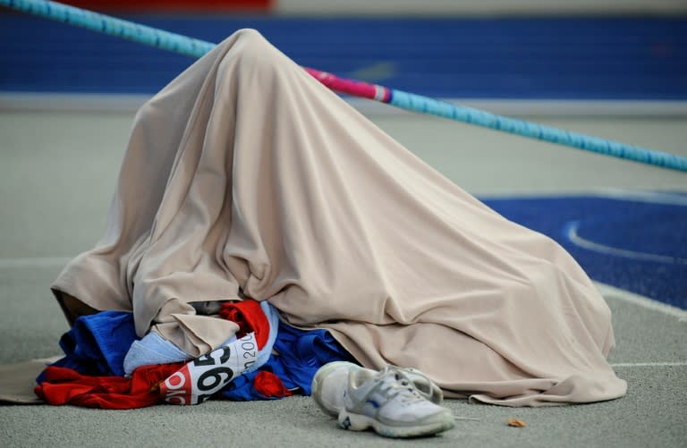 Russia's Yelena Isinbayeva hides under a blanket after missing her last attempt in the women's pole vault final of the 2009 IAAF Athletics World Championships on August 17, 2009 in Berlin