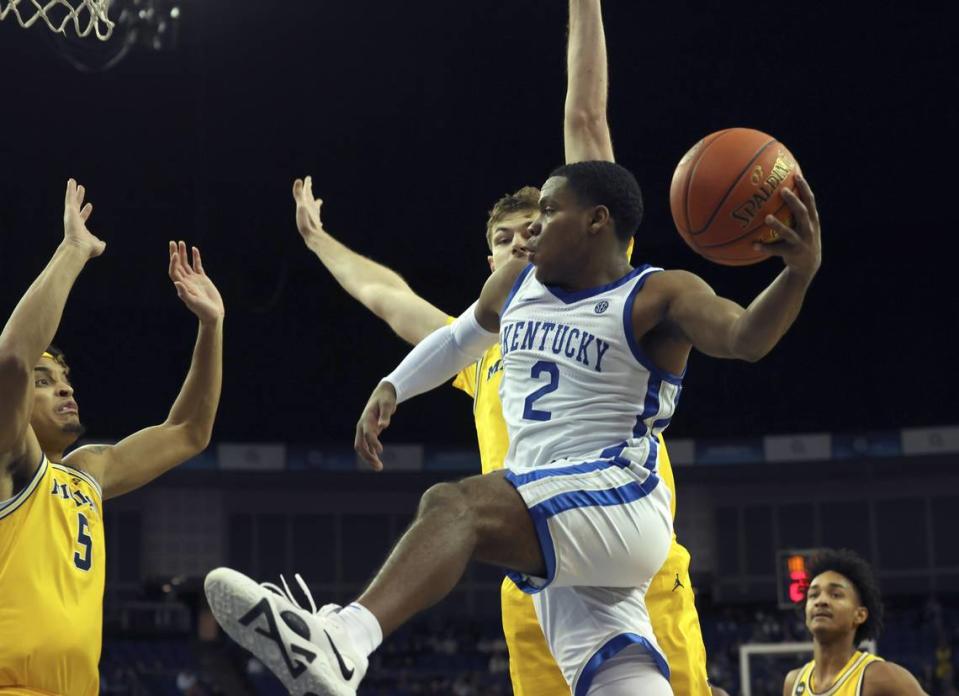 Kentucky’s Sahvir Wheeler (2) goes for the basket as Michigan’s Hunter Dickinson (1) and Terrance Williams II (5) defend during Sunday’s game at the O2 Arena in London.